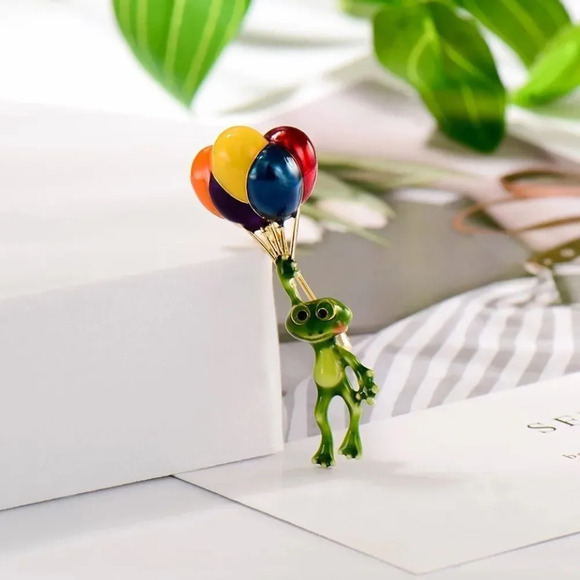 VQ Frog Brooch - Picture 2 of 7